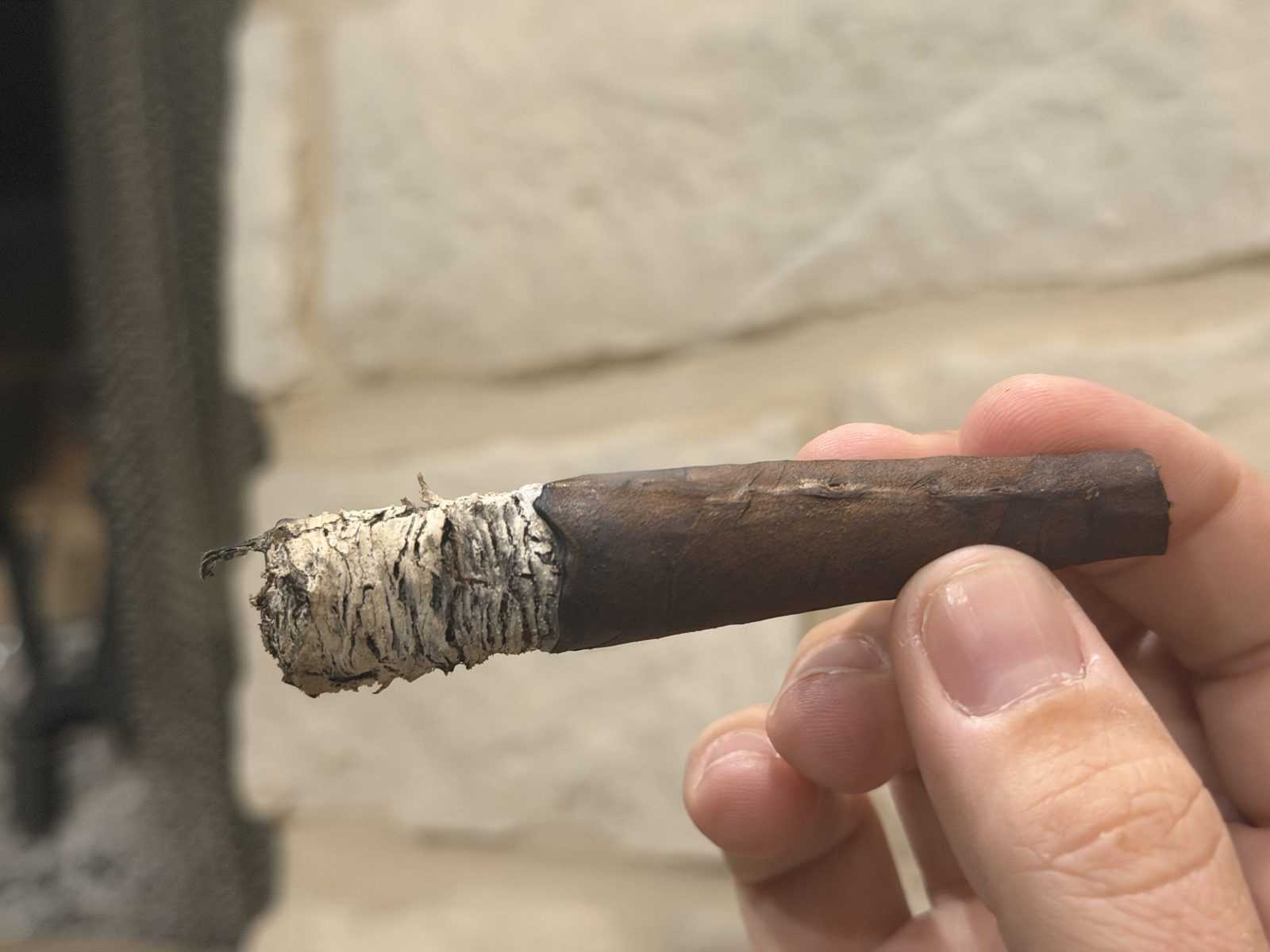 Liga Privada Unico Serie Nasty Fritas at the end of the first half with a tight gray and white ash about an inch long, held in fingertips