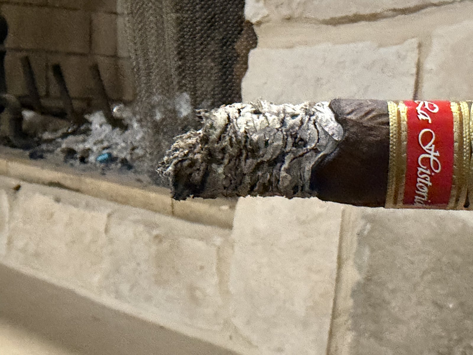 Perez-Carrillo La Historia Doña Elena in the second third with a long flaky, crooked ash, the red La Historia band still on