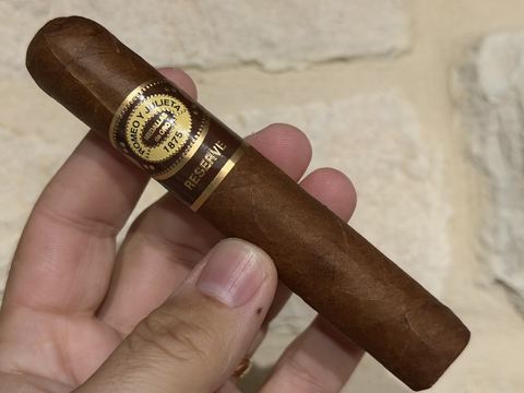 Romeo y Julieta Habana Reserve Robusto unlit in hand, clean chocolatey brown wrapper with the gold and black Reserve band